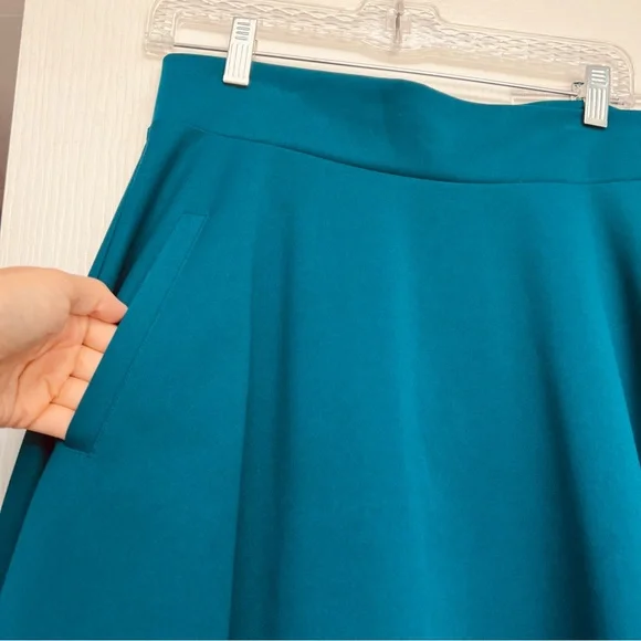 With Tags H&M Cerulean Blue Knee length High waisted flowy skirt size medium - Picture 2 of 5